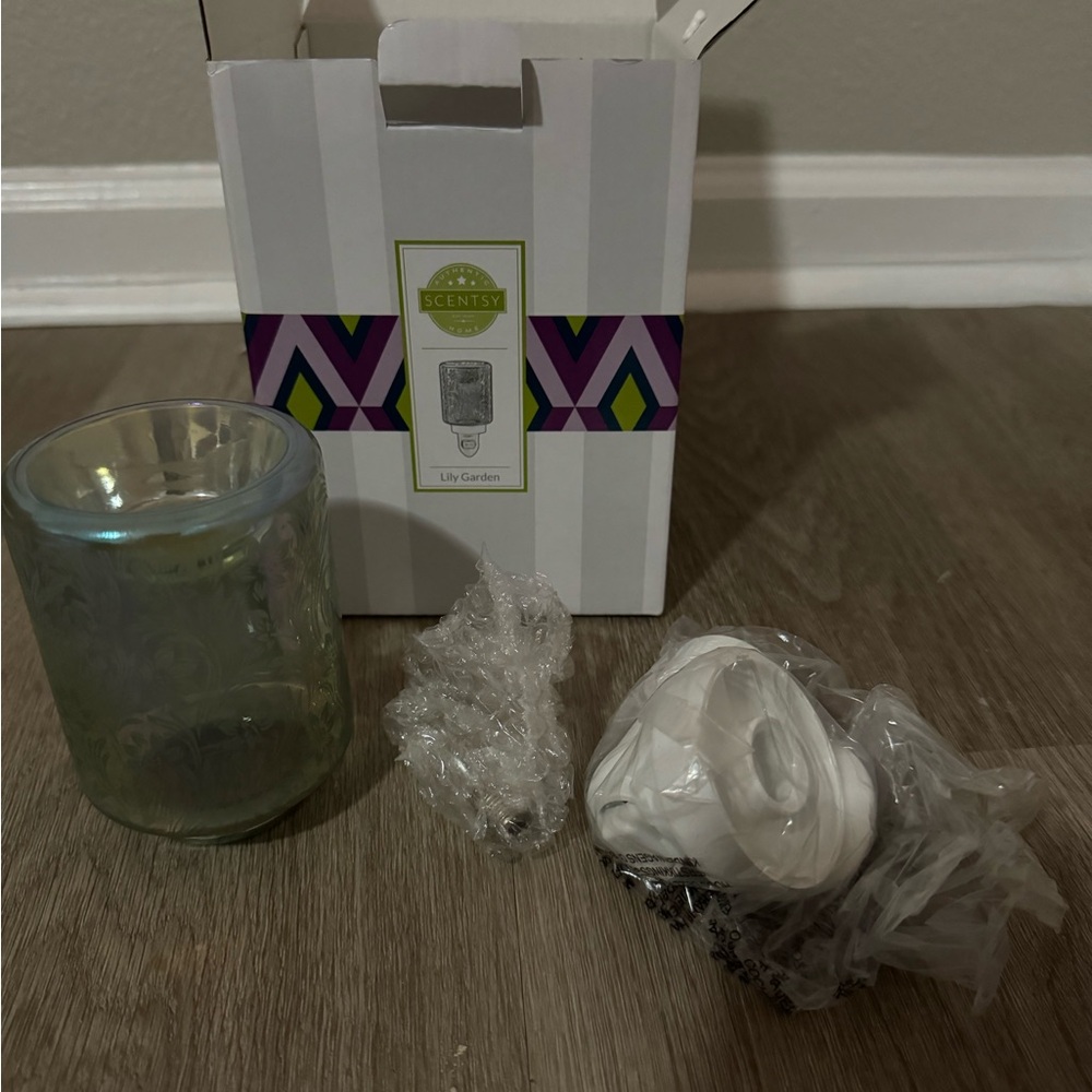 Scentsy Lily Garden Mini Warmer NWT